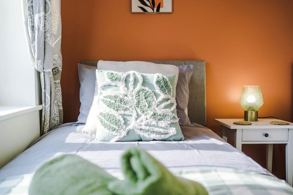 Ideal for long term stay & FREE Parking, sleeps 4!