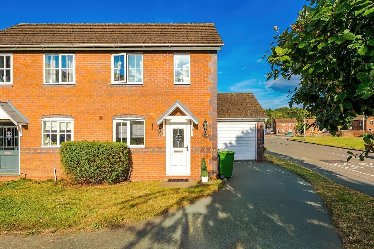 Ideal for long term stay & FREE Parking, sleeps 4!