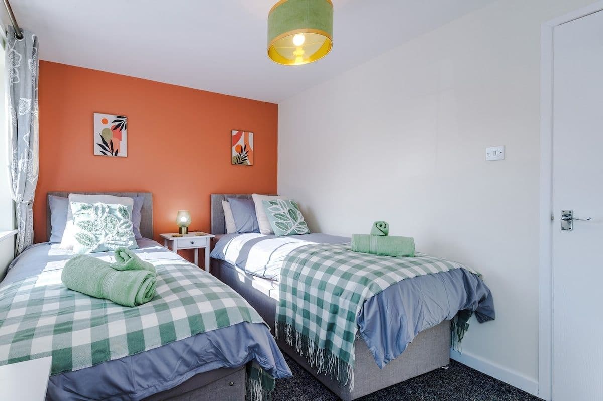 Ideal for long term stay & FREE Parking, sleeps 4!