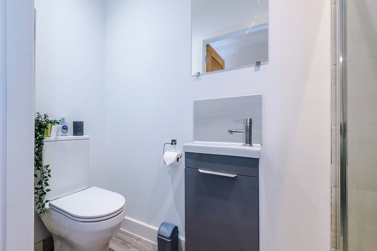 2 Bed | 2 Bath | Central | Free Parking | Hospital