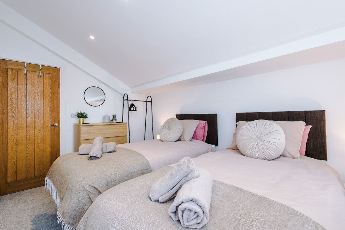 2 Bed | 2 Bath | Central | Free Parking | Hospital