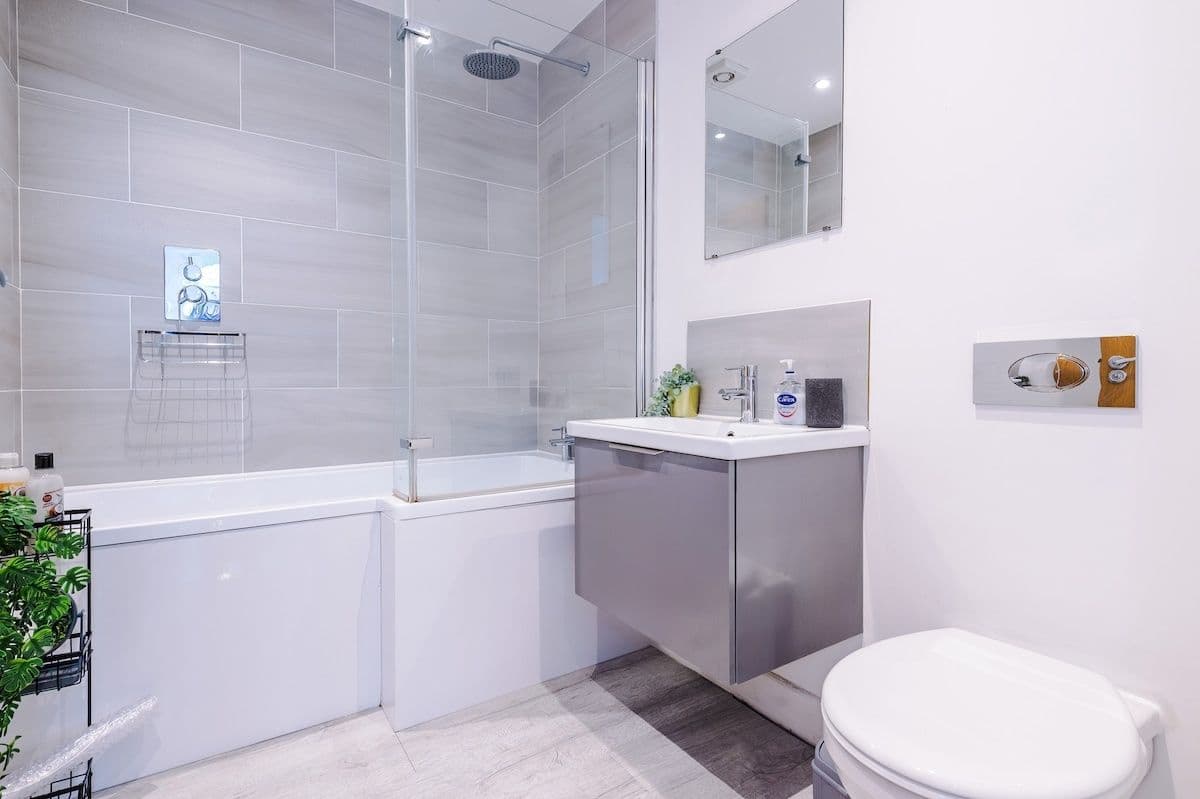 2 Bed | 2 Bath | Central | Free Parking | Hospital