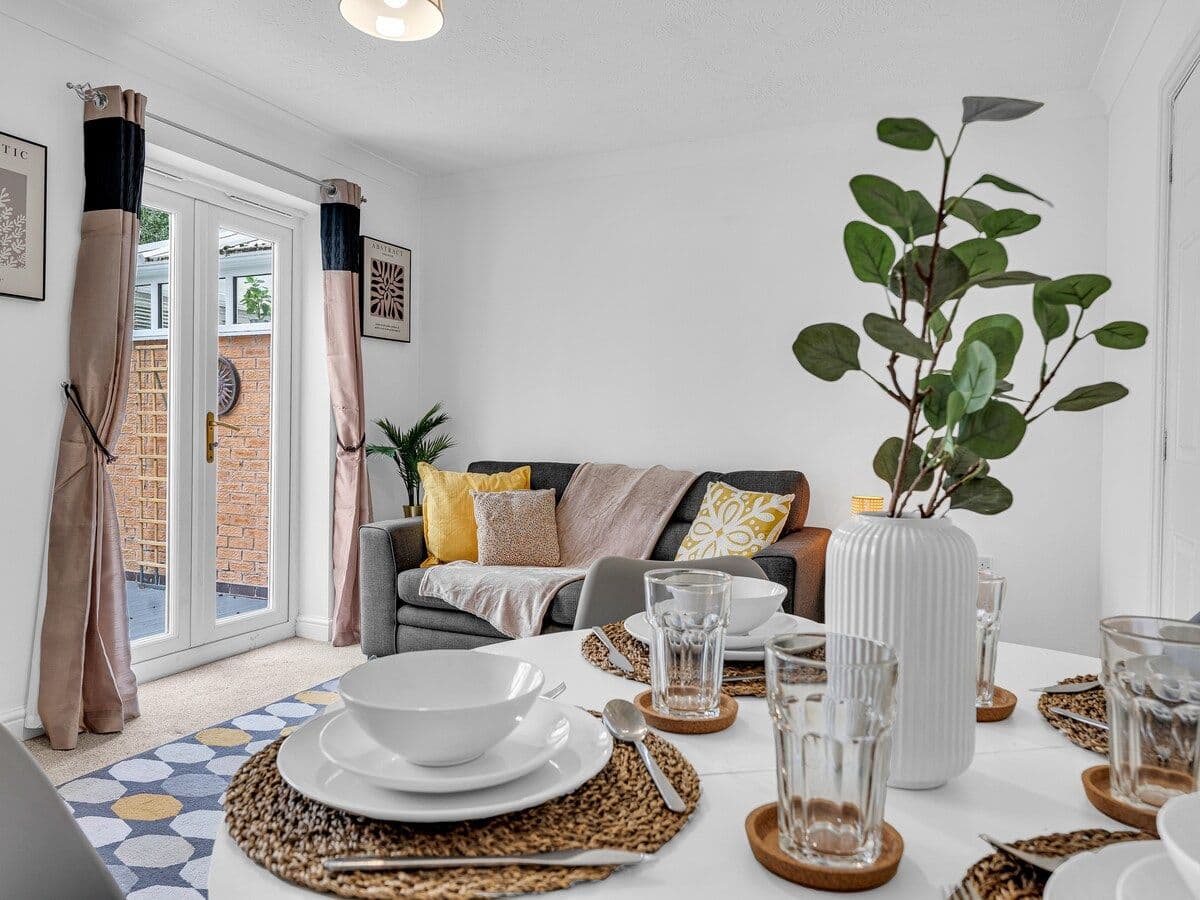 Sleeps 4 | 2.5 Bathroom | Wrexham AFC | Driveway