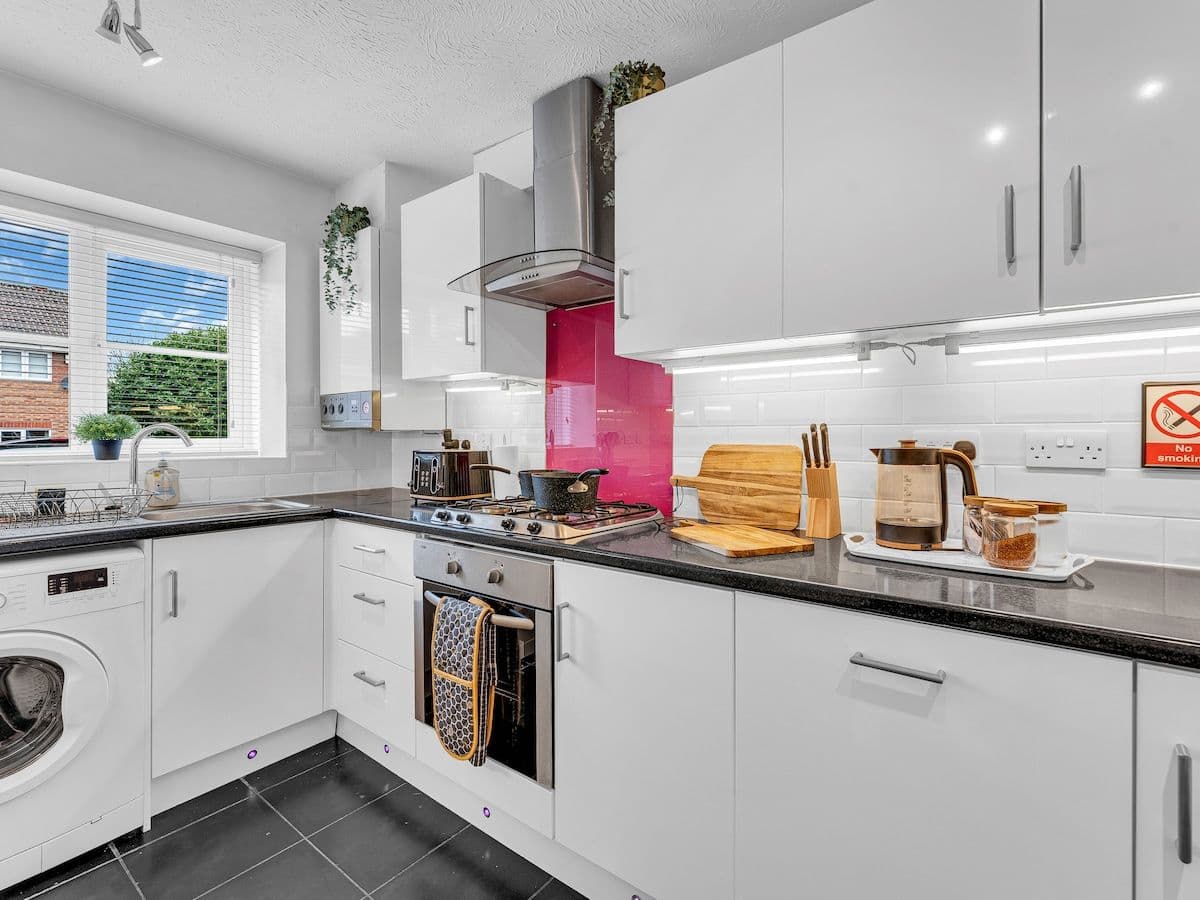 Sleeps 4 | 2.5 Bathroom | Wrexham AFC | Driveway