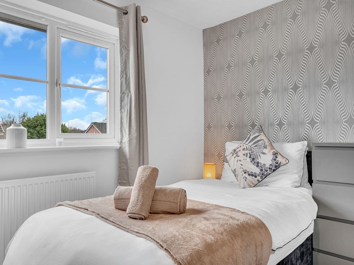 Sleeps 4 | 2.5 Bathroom | Wrexham AFC | Driveway