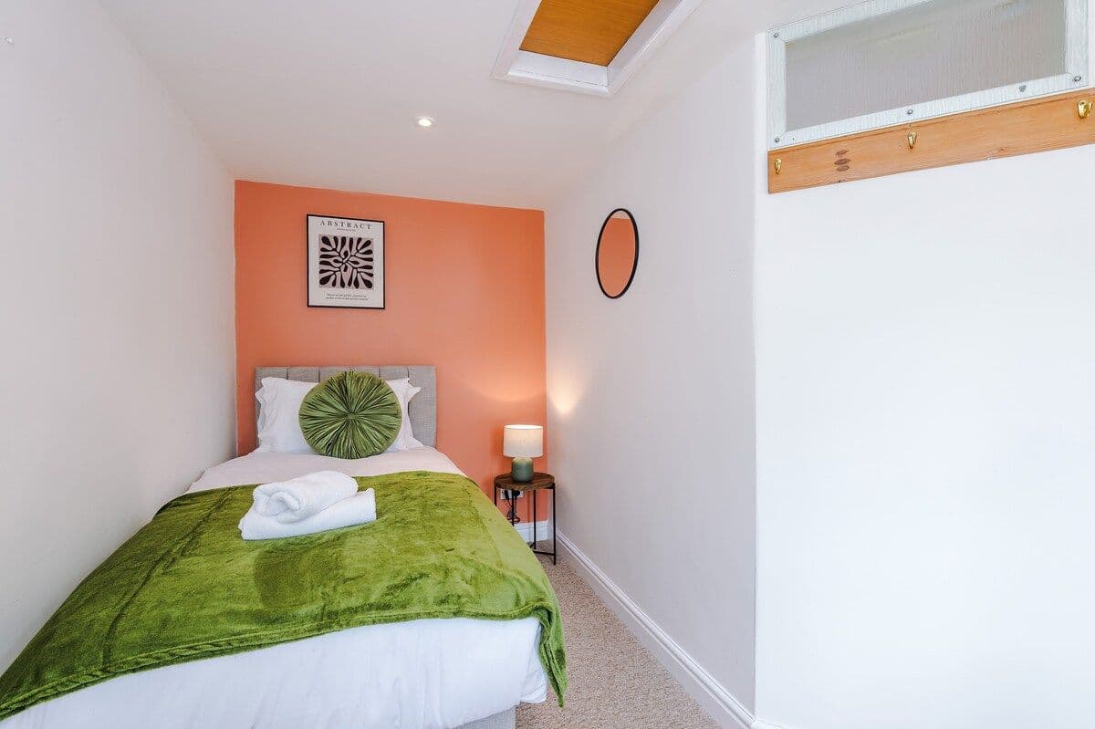 Welcoming 4BR Home Crew Stays & Family | Sleeps 7