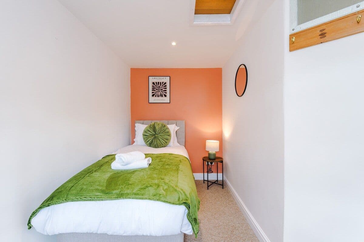 Welcoming 4BR Home Crew Stays & Family | Sleeps 7