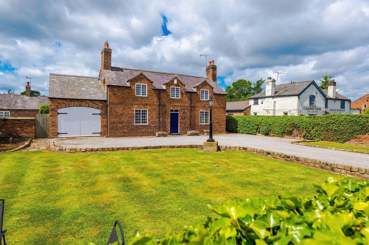 Welcoming 4BR Home Crew Stays & Family | Sleeps 7