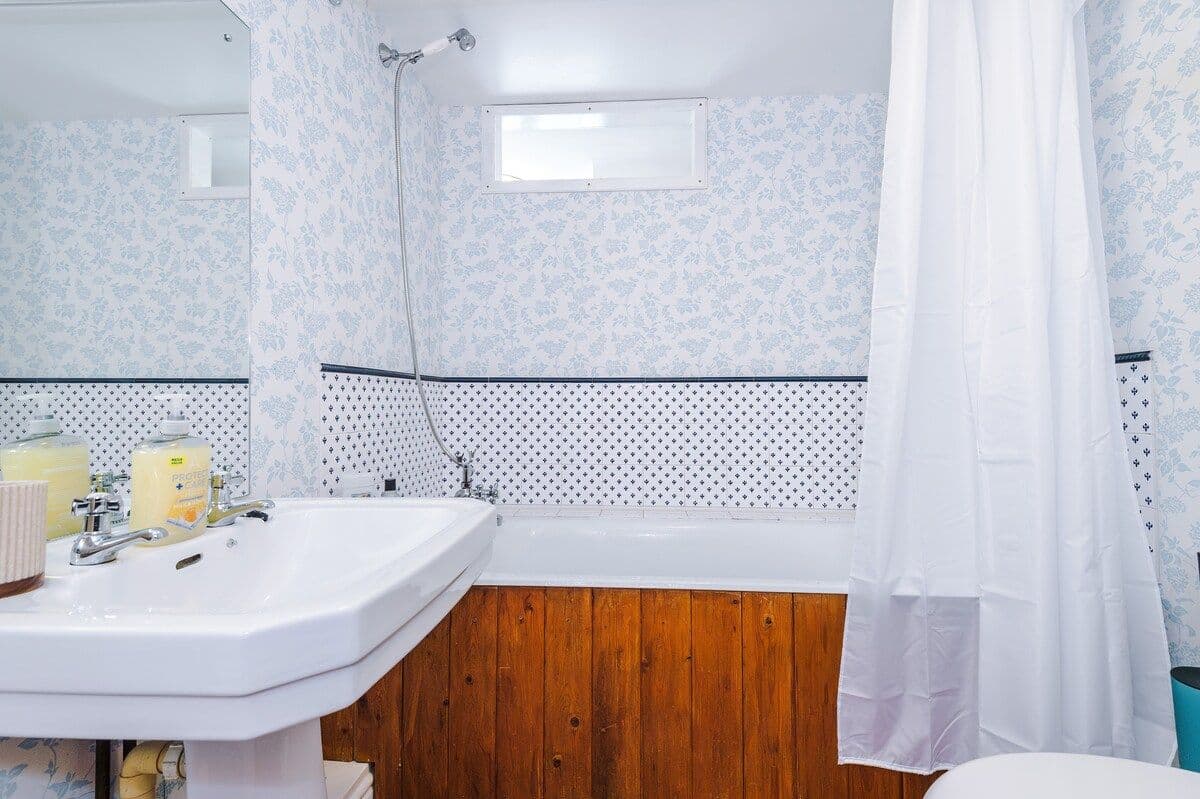 Welcoming 4BR Home Crew Stays & Family | Sleeps 7