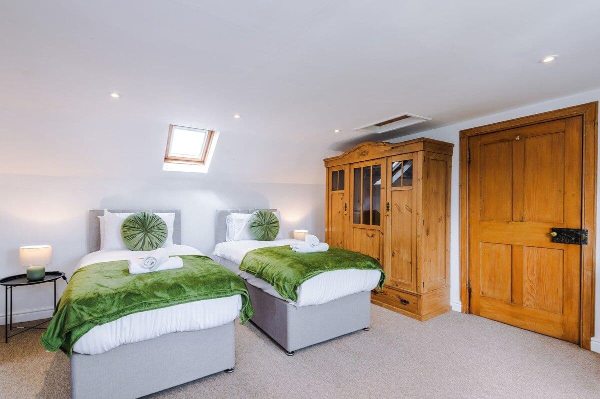 Welcoming 4BR Home Crew Stays & Family | Sleeps 7
