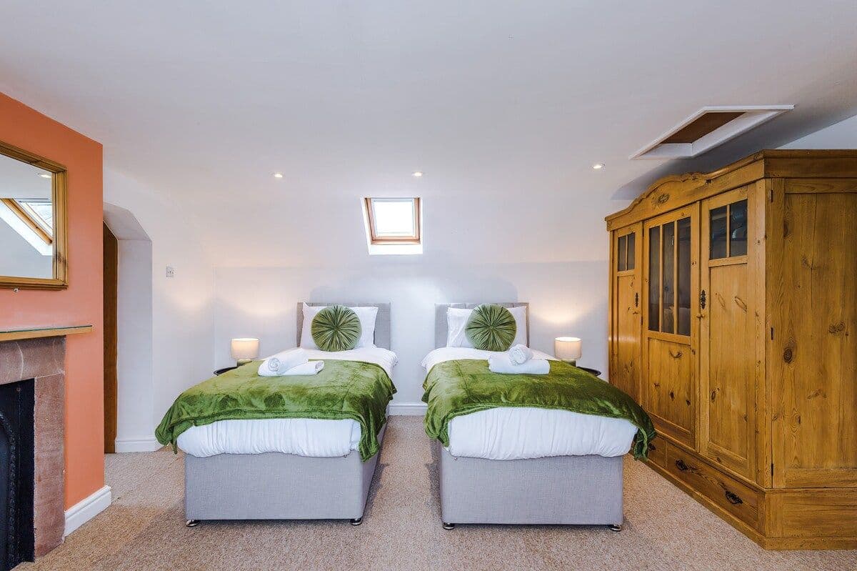 Welcoming 4BR Home Crew Stays & Family | Sleeps 7